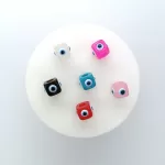Pasantes de cubos con ojos turcos