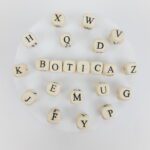 Pasantes en forma de cubo con letras