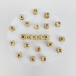 Pasantes en forma de cubo con letras