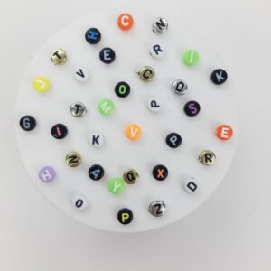Pasantes en forma de pastillas con letras