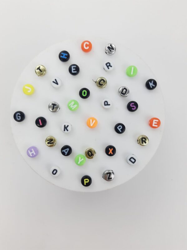 Pasantes en forma de pastillas con letras