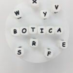 Pasantes en forma de cubo con letras