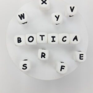 Pasantes en forma de cubo con letras