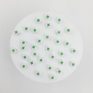 Pasantes en forma de pastillas con tréboles
