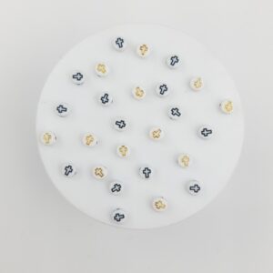 Pasantes en forma de pastillas con cruces