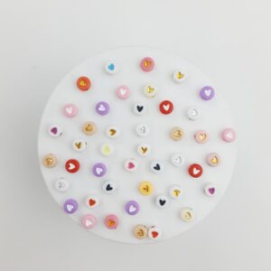 Pasantes en forma de pastillas con corazones