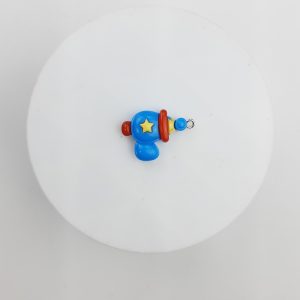 Dije de pistola de juguete