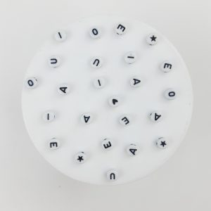 Pasantes en forma de pastillas con letras vocales y formas