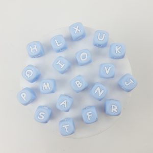 Pasantes en forma de cubo con letras