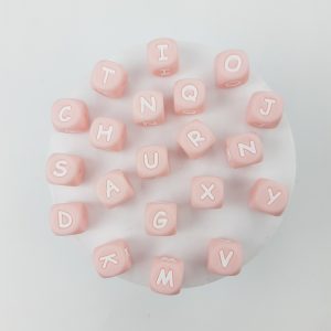 Pasantes en forma de cubo con letras