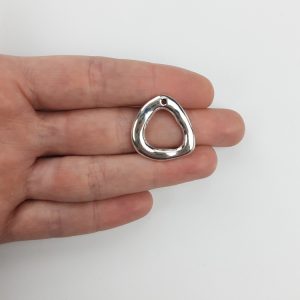 Dije con forma irregular